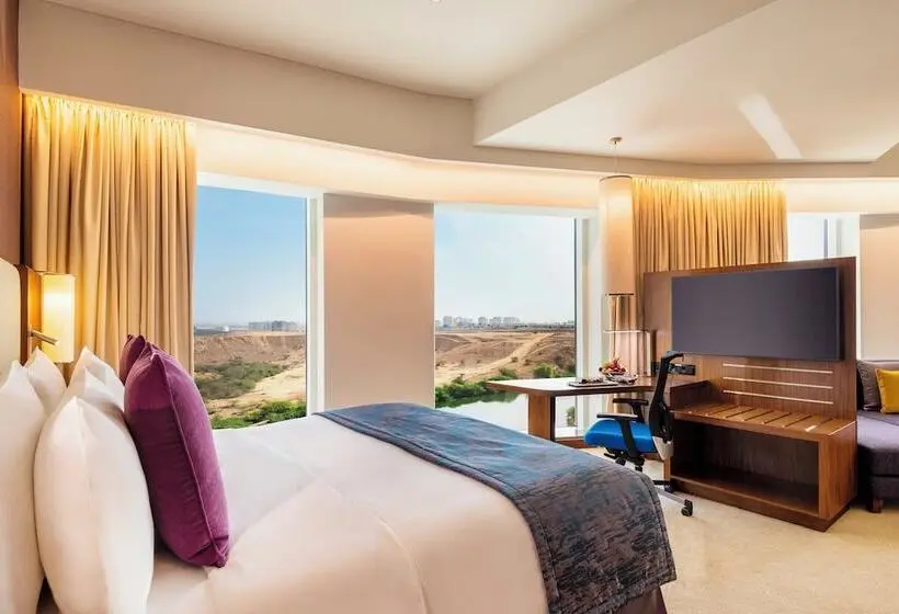 Premium Room City View, Crowne Plaza Muscat Ocec, An Ihg
