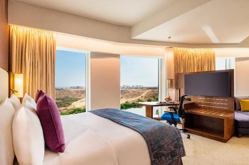 سوئیت با تخت بزرگ, Crowne Plaza Muscat Ocec, An Ihg