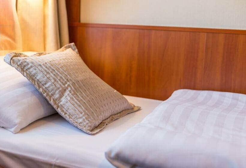 오두막, Grand Jules  Boat