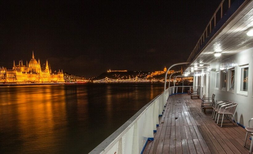 Хижина, Grand Jules  Boat