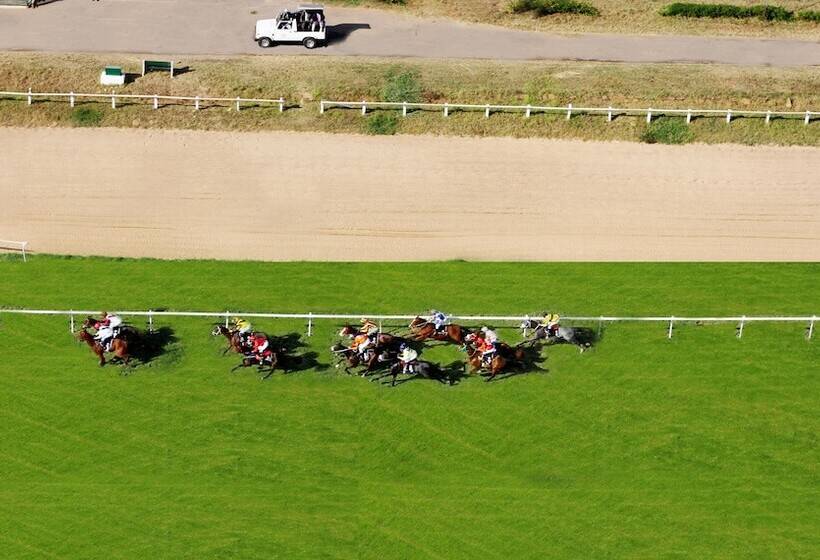 전망 스탠다드 룸 더블 침대, Holiday Inn Bengaluru Racecourse, An Ihg