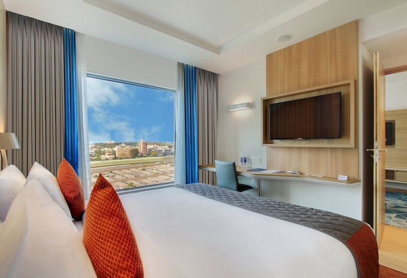 전망 스탠다드 룸 더블 침대, Holiday Inn Bengaluru Racecourse, An Ihg