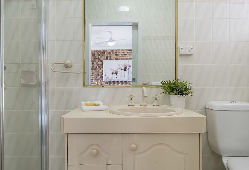 家庭公寓, Richmond Motor Inn