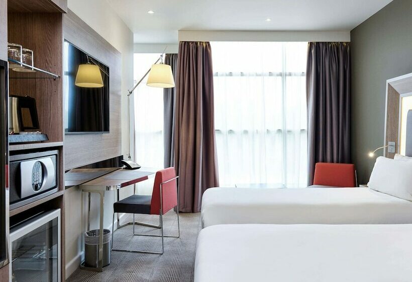 수피리어 룸, Novotel London Heathrow Airport T1 T2 And T3