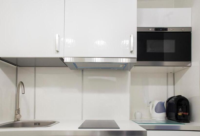 带1个卧室的带阳台的公寓, Hosapartments City Center