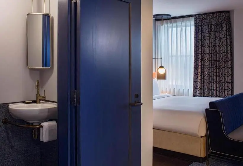 Deluxe Room King Size Bed