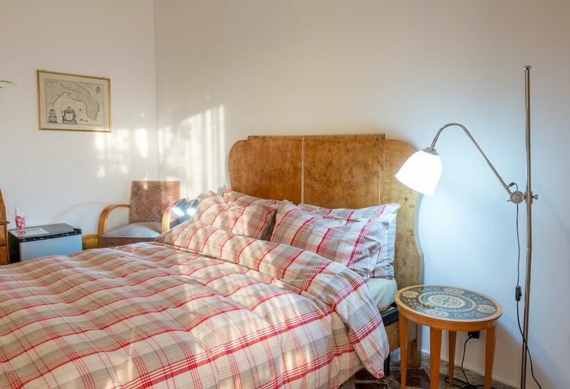 Habitación Estándar con Balcón Vista Jardín, Larala
