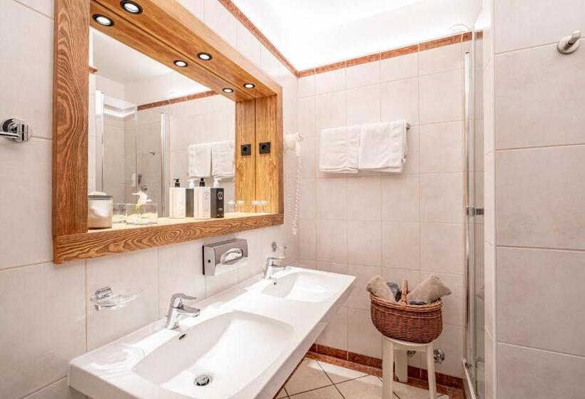 标准间, Tirolensis