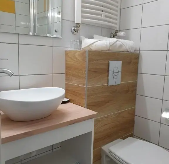 Economy Yhden Hengen Huone, Wojto