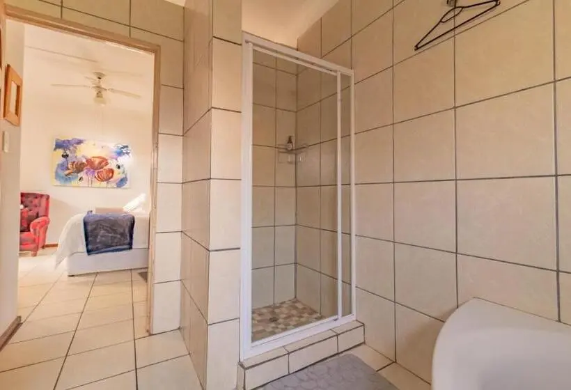 スイート, Angelica Guest House