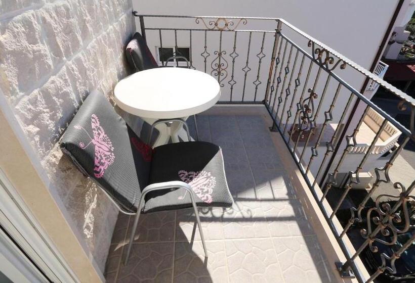 스탠다드 발코니 스튜디오, Pansion Komfor Moča