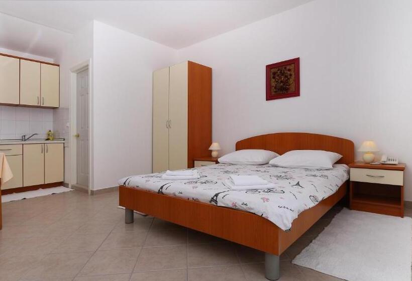 스탠다드 발코니 스튜디오, Pansion Komfor Moča