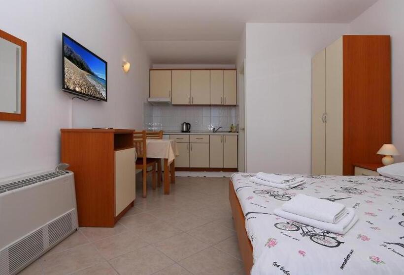 스탠다드 발코니 스튜디오, Pansion Komfor Moča