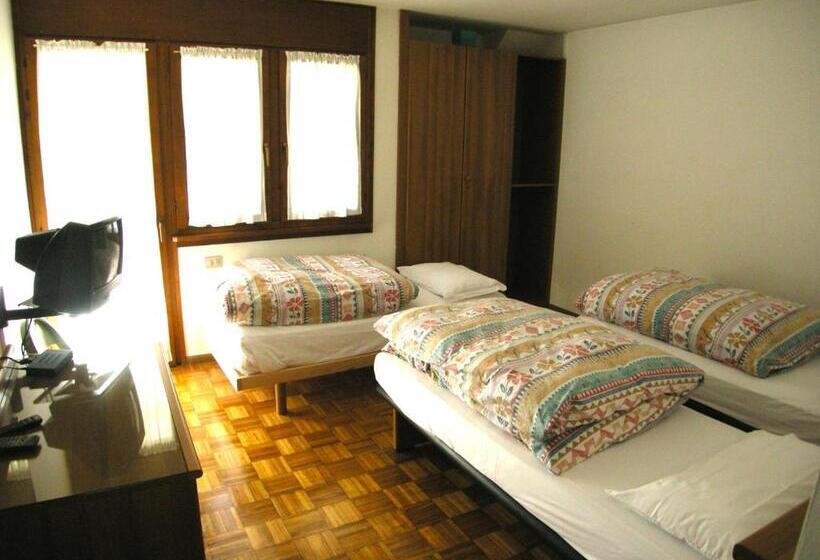 バルコニー付きスタンダードトリプルルーム, Europa Cembra