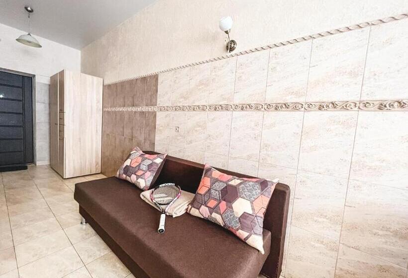 اتاق کلاسیک سه تخته, Pechersk House