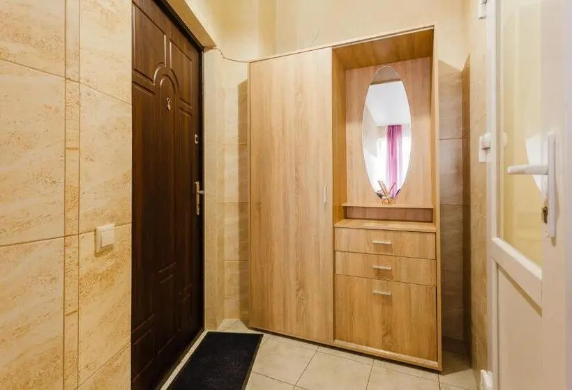 اتاق استاندارد سه نفره, Pechersk House