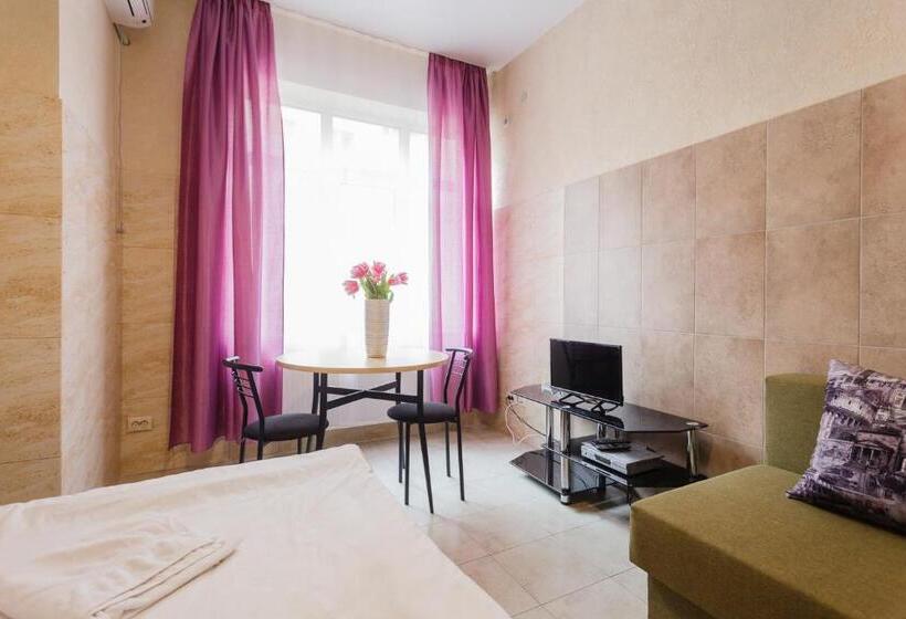 اتاق استاندارد سه نفره, Pechersk House