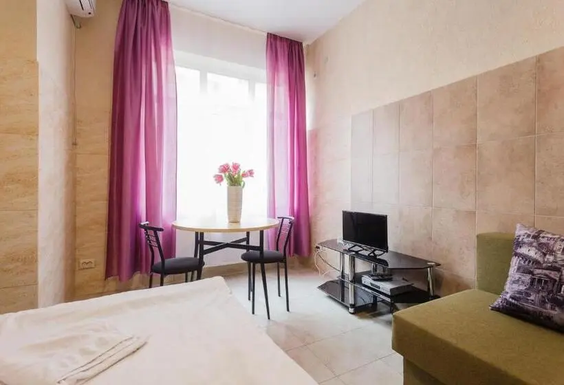 اتاق استاندارد سه نفره, Pechersk House