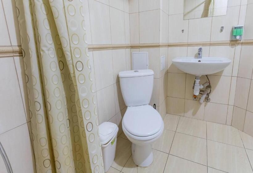 اتاق استاندارد چهار تخته, Pechersk House
