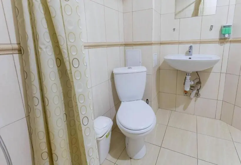 اتاق استاندارد چهار تخته, Pechersk House