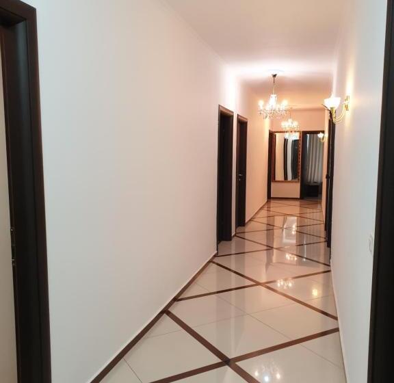 غرفة إقتصادية, Royal Saranda