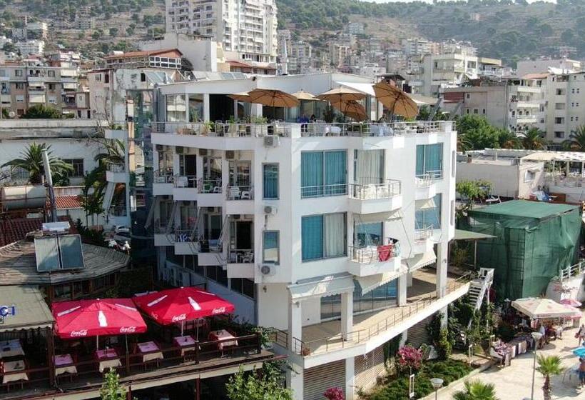 غرفة عائلية, Royal Saranda