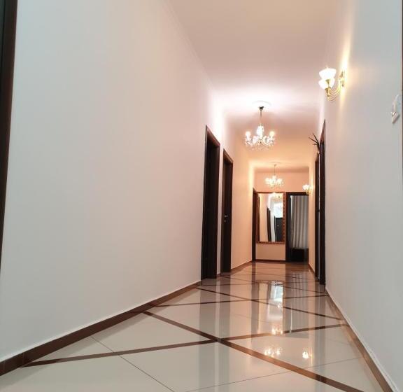 غرفة عائلية, Royal Saranda