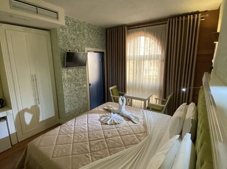 싱글 디럭스 룸, The Red Bricks