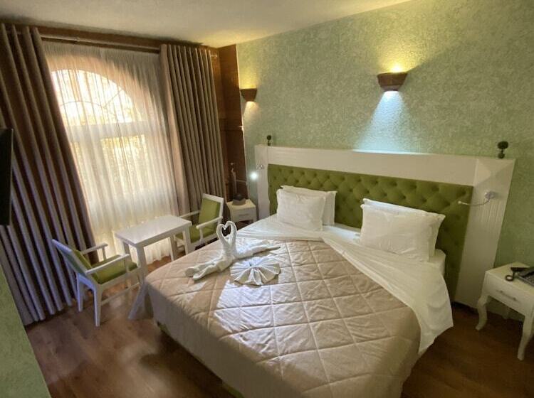 싱글 디럭스 룸, The Red Bricks