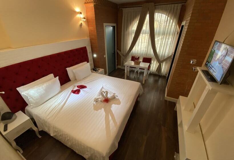 싱글 디럭스 룸, The Red Bricks