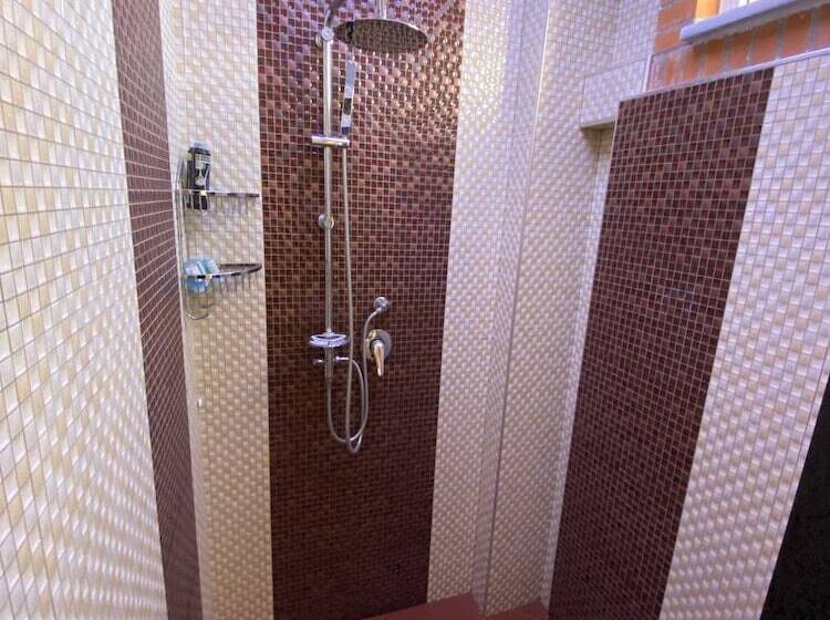 스탠다드 트리플 룸, The Red Bricks