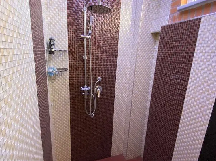 Quarto Triplo Standart, The Red Bricks