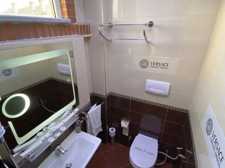 Quarto Triplo Standart, The Red Bricks