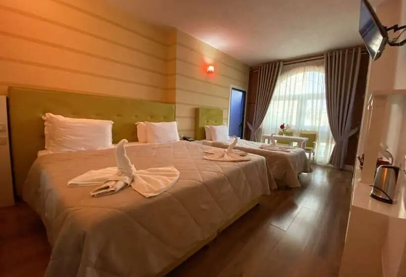 Quarto Triplo Standart, The Red Bricks