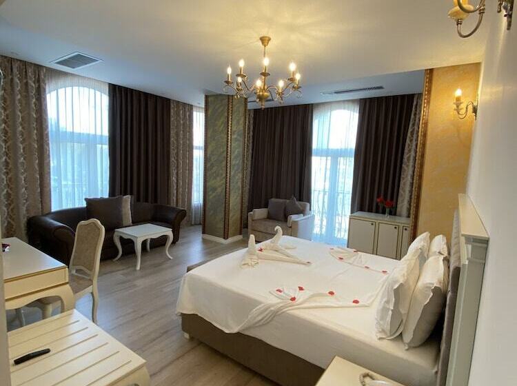 수피리어 트리플 룸, The Red Bricks