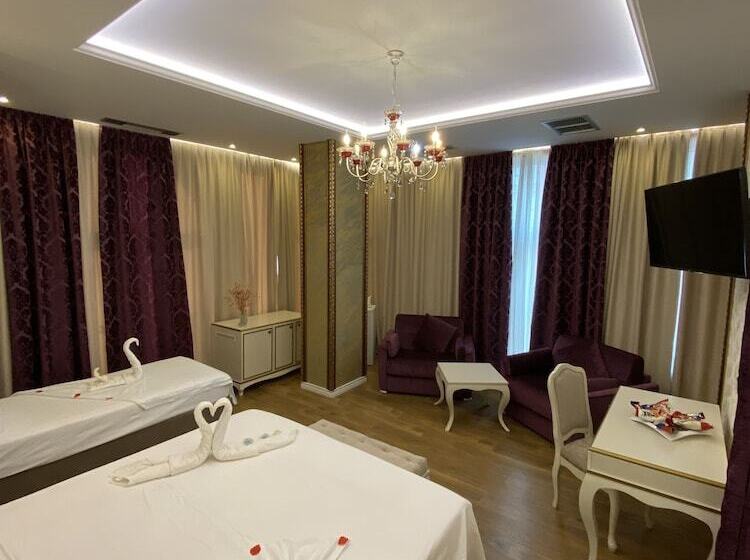 디럭스 트리플 룸, The Red Bricks