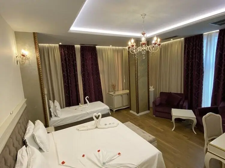 Quarto Triplo Deluxe, The Red Bricks