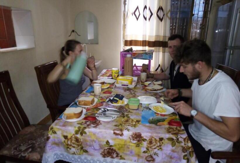 تختخواب در اتاق مشترک, Jj & Je Family House