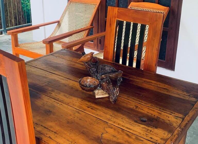 חדר משפחתי, Ella South Star