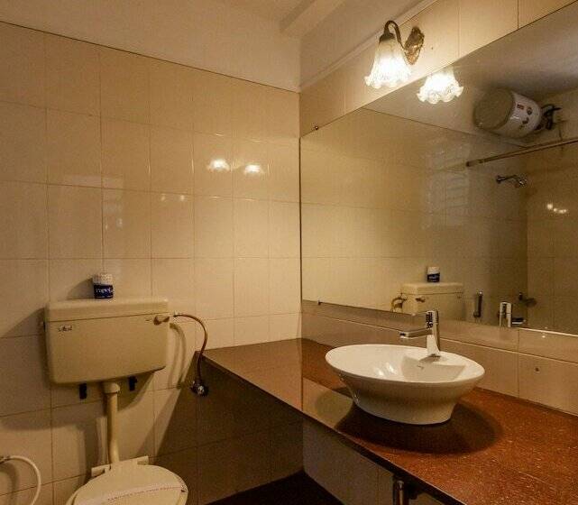 اتاق لوکس, Radha Cottage Resort