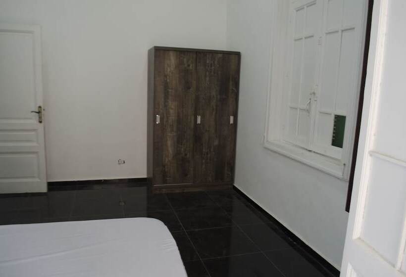 اتاق اکونومی, Colour Holidays