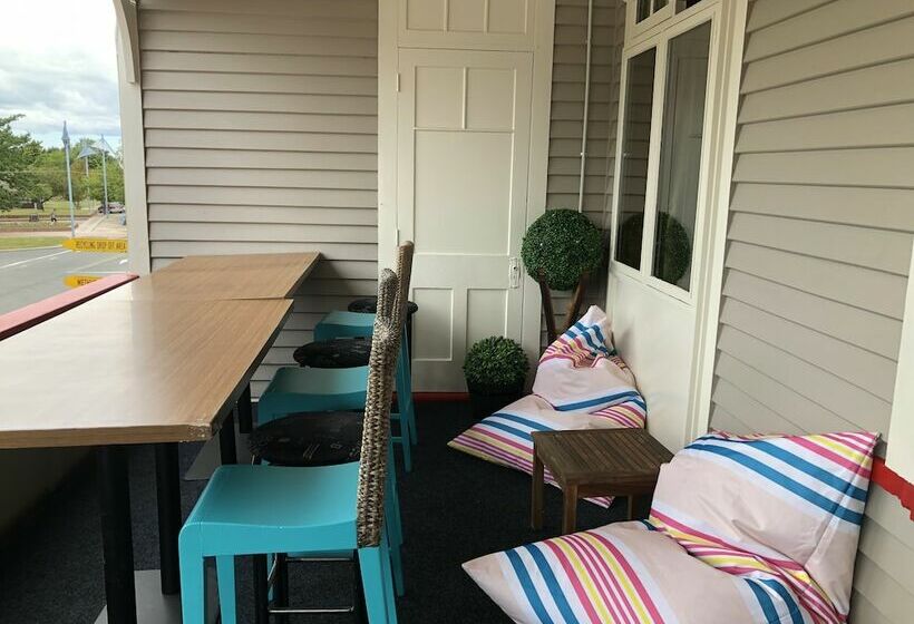 デラックストリプルルーム, The Brown Pub