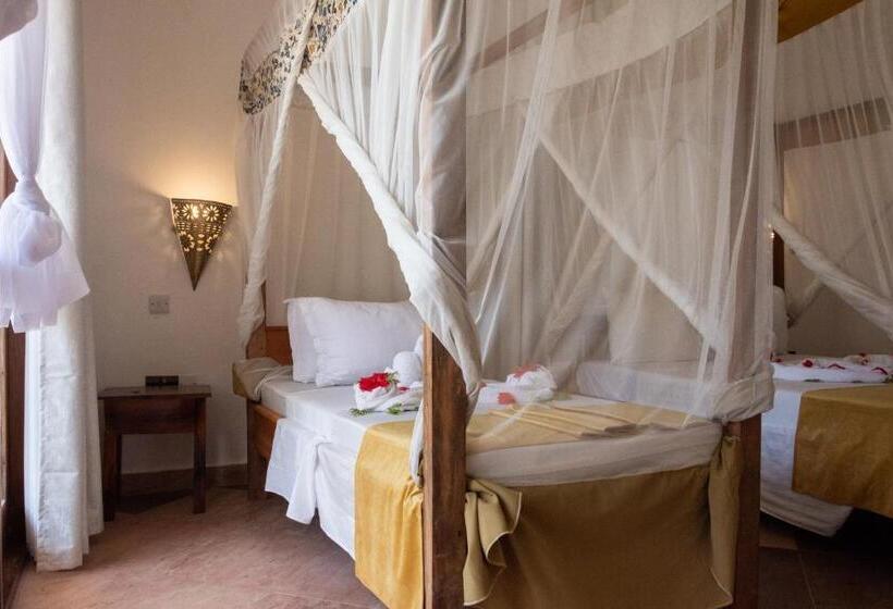 Трехместный Номер Стандарт с Балконом, Nungwi Garden Boutique