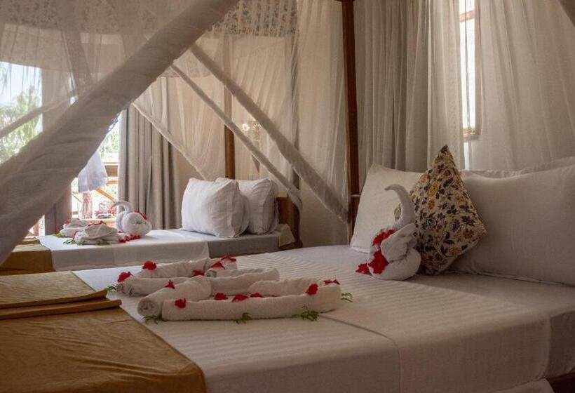 Трехместный Номер Стандарт с Балконом, Nungwi Garden Boutique