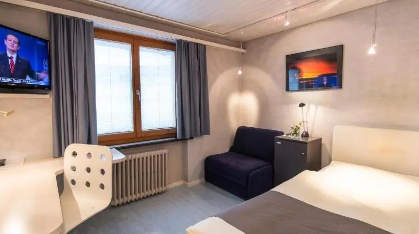 Standard Yhden Hengen Huone, Seiler S