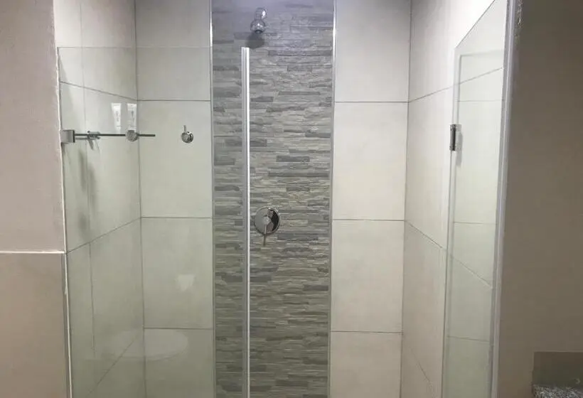 キングサイズベッドのデラックスルーム, Regal Inn Hotel Midrand