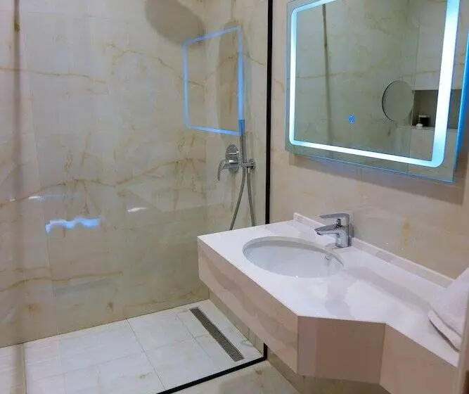 اتاق لوکس با بالکن, Lord Hotel Tirana