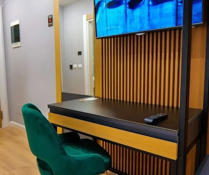 اتاق لوکس با بالکن, Lord Hotel Tirana