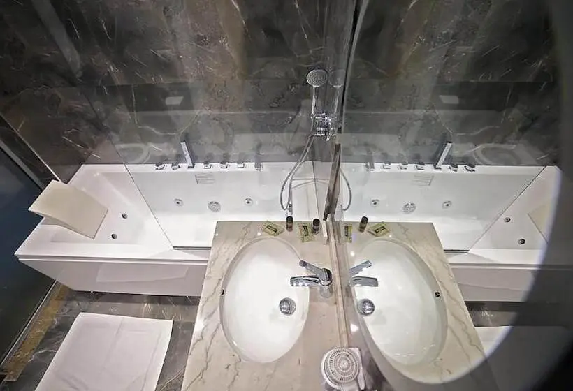 اتاق خانوادگی, Lord Hotel Tirana
