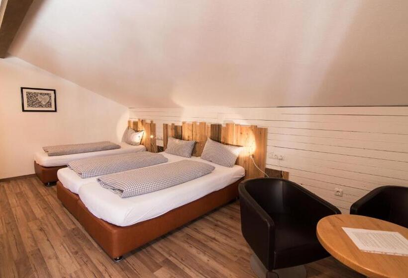 带阳台的三人标准间, Mellow Mountain Hostel